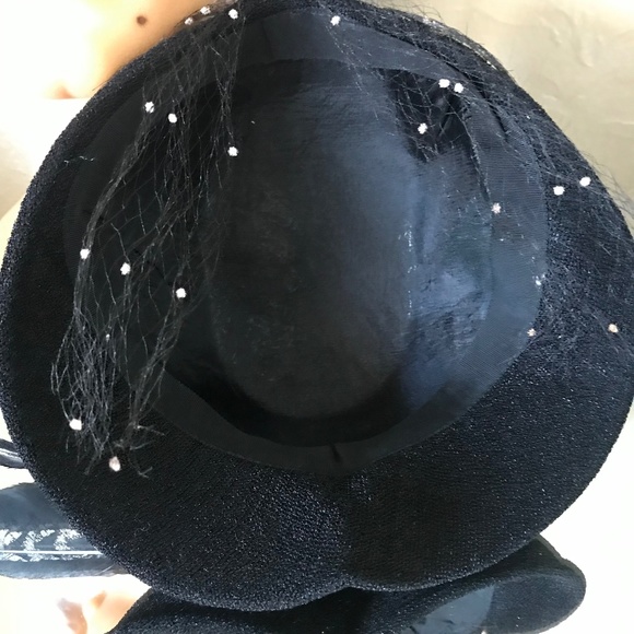 GRACEFUL 1940s\' BLACK FABRIC HAT WITH PAINTED FEATHER & DOTTED VEIL main image 10